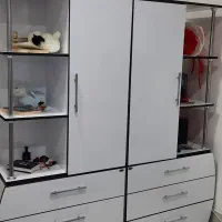 فروش کمد ومیز آرایش و دو عدد تخت خواب یک نفره