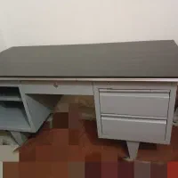 میز فلزی در حد نو کاملا سالم و تمیز
