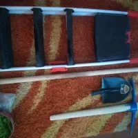 یه عدد کلنگ و پله و بیل نو نو|ابزارآلات|چغادک, |دیوار