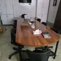 تعدادی میز مدیریت و کنفرانس و ویترین در حد نو