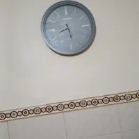 یک عدد ساعت دیواری