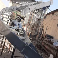 پله گرد پیچ معلق مدرن اکسپوز