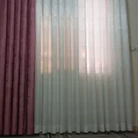 پرده پذیرایی و ساعت دیواری