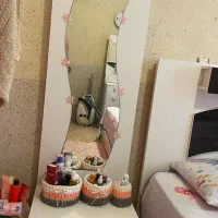 تخت خواب و آیینه قدی