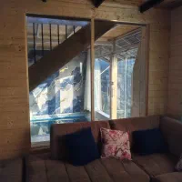 کلبه جنگلی سوئیسی استخردار|اجارهٔ کوتاهمدت ویلا و باغ|زیرآب, |دیوار