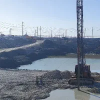 استخدام کارگر کنار دستگاه حفاری