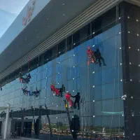 کار در ارتفاع. بند بازی. کار با طناب. عایق نما