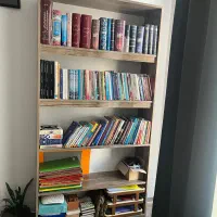 کتابخانه (کتابخونه) با میز