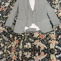 یه دست کت و شلوار و جلیقه با پیراهن سفید