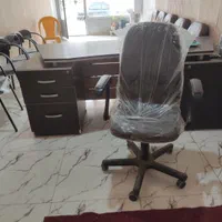 فروش فوری میز اداری شیک با صندلی راحتی چرخدار و...