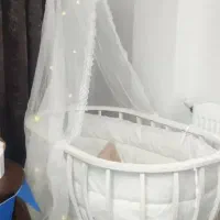 گهواره کنار تخت  مادر