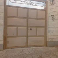 درب حیاط و درب ورودی آپارتمان با حفاظ و چهارچوب