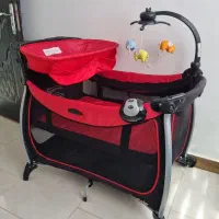 تخت کنار مادر