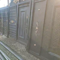 استاد کار نقاشی و کارگر نقاشی برای درهای حیاطی