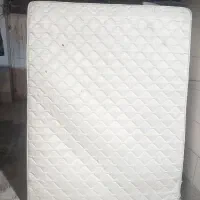 تشک تخت  دو نفره و کمد ایستاده فلزی