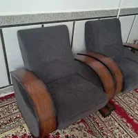 مبل راحتی وجلومبلی چوب گردو بسیار تمیز و نو