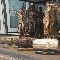 تندیس منشور آزادی حقوق بشر کوروش دکوری عدالت