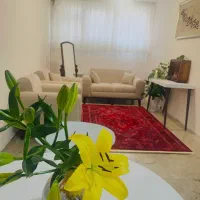 مبل راحتی ۴ نفره کرم رنگ مخمل