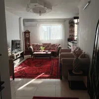 مبل 7 نفره کرم رنگ با کوسن های گل دار|مبلمان خانگی و میز عسلی|قائم‌شهر, |دیوار