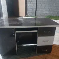 میز تحریر و کامپیوتر