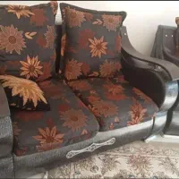 مبل راحتی کارکرده همراه با عسلی تا شو‌