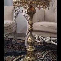 میز کنار سالنی و تلفن برنجی