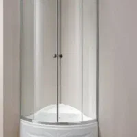 زیر دوشی کابین شیشه‌ای