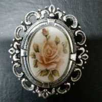 سنجاق سینه قدیمی