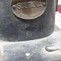 چرخ خیاطی و قفل قدیمی