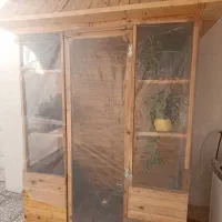 یک عدد گلخانه چوبی چرخ دار