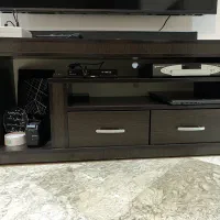 میز تلویزیون و دستگاه دیجیتال