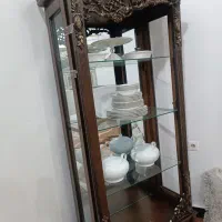 به فروش می‌رسد دو عدد فرش و بوفه