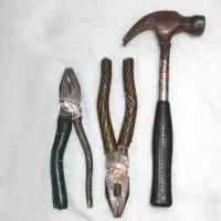 تعدادی ابزار ( چکش ، انبردست دو عدد)
