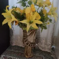 گلدان بهمراه گل