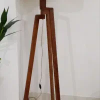 آباژور ایستاده