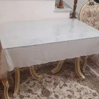 میز غذا خوری ۴ نفره و یک عدد میز سه گوش