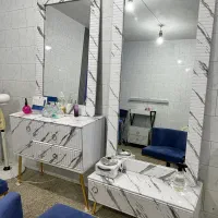 تعدادی لوازم اریشگاه زنانه میز ناخن ترولی تخت...|آرایشگاه و سالن‌های زیبایی|آستارا, |دیوار