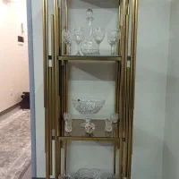 ویترین کنار سالنی طلایی فلزی مدل آبشاری مربع