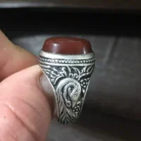 انگشتر نقره قلم زنی عقیق سرخ یمن رکاب پهن دست ساز