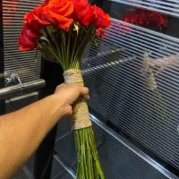 دسته گل ۵۰ شاخه ای گل رز طبیعی