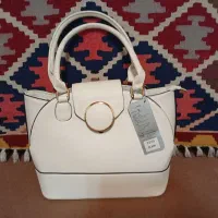 کیف سفید ۵۵۰۰۰۰ تومن  و کیف قهوه ای۳۵۰۰۰۰تومن