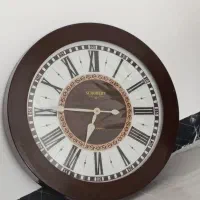 ساعت قطر۶۰ داخل چوبی هستش پلاستیک نیس
