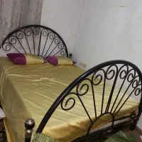 تخت خواب و میز جلو مبلی