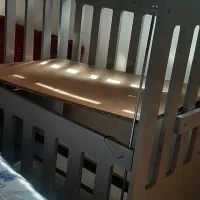 تخت کودک کنار تخت مادر