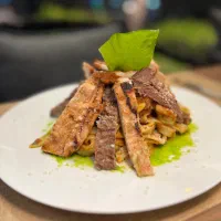 سالن دار و برگر زن در شهر رامسر