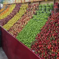 کارکر وارد واسه میوه فروشی