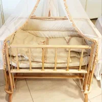 تخت کنار مادر