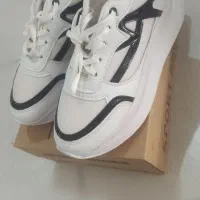 یه جفت کفش اسپرت کاملا نو، سایز 39، به قیمت 400ت