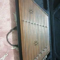 سنتور تمیز و مرتب با کتاب های آموزشی|سازهای سنتی|لار, |دیوار