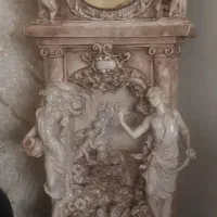 ساعت ایستاده  و مجسمه کنار سالنی   پلی استری